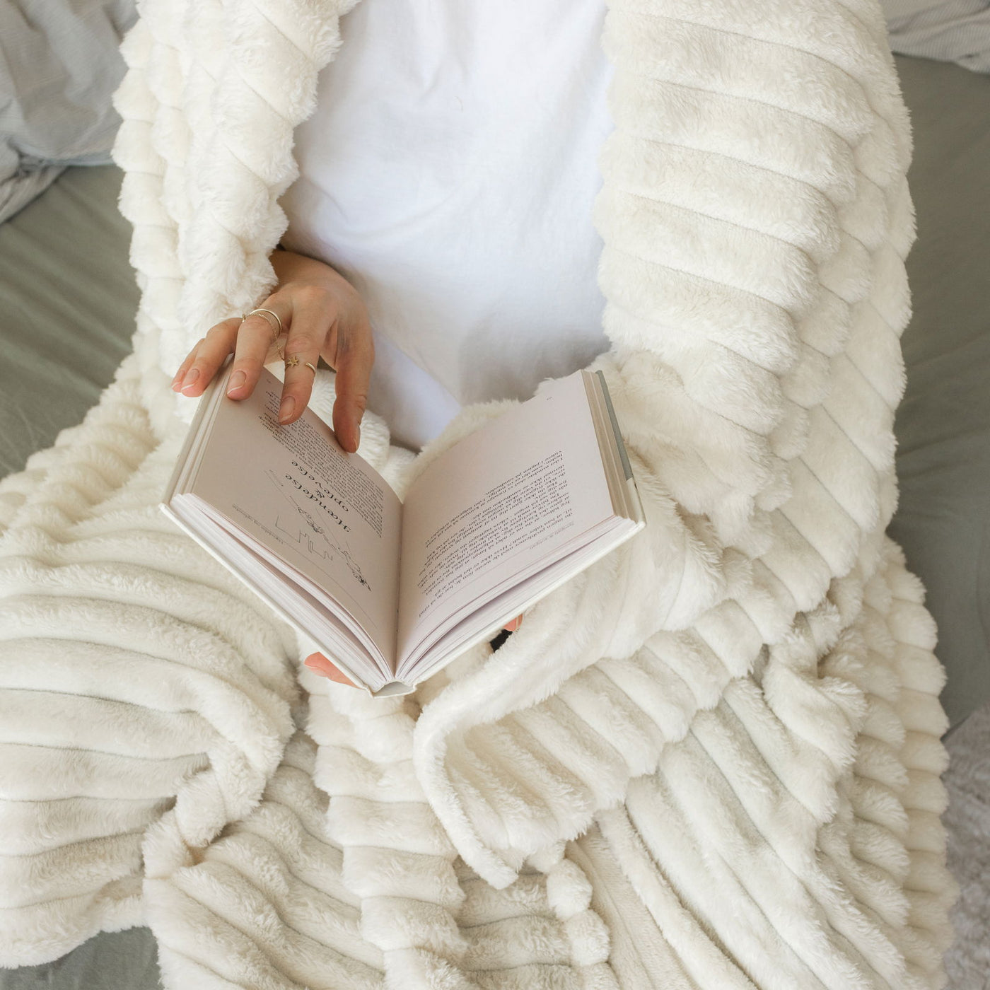 Fluffy Plaid i Råhvid – Ultra-Blød Luksus